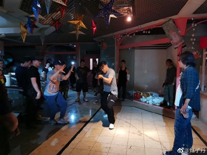 甄子丹晒出《怒火·重案》幕后照 吴京前来探班