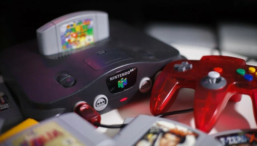 xbox总裁曾为了解主机研究N64与PS 称赞N64手柄设计很酷